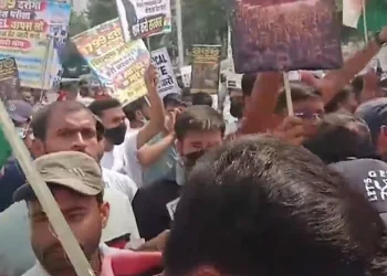 दारोगा अभ्यर्थियों का प्रदर्शन, परीक्षा रद्द करने का फैसला वापस लेने की मांग