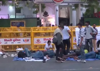 महिला पत्रकार से बदसलूकी, दिल्ली के संसद मार्ग थाने के बाहर रातभर डटे रहे प्रदर्शनकारी
