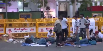 महिला पत्रकार से बदसलूकी, दिल्ली के संसद मार्ग थाने के बाहर रातभर डटे रहे प्रदर्शनकारी
