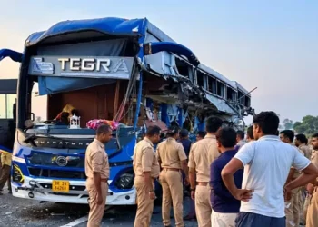 गोरखपुर लिंक एक्सप्रेसवे पर वॉल्वो बस और ट्रेलर में जोरदार भिड़ंत, 4 यात्रियों की मौत, 4 घायल