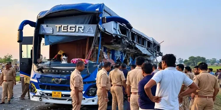 गोरखपुर लिंक एक्सप्रेसवे पर वॉल्‍वो बस और ट्रेलर में जोरदार भिड़ंत, 4 यात्रियों की मौत, 4 घायल