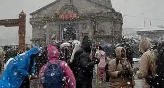 केदारनाथ धाम में  बर्फबारी, पूरा क्षेत्र बर्फ की सफेद चादर में ढक गया