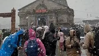 केदारनाथ धाम में बर्फबारी, पूरा क्षेत्र बर्फ की सफेद चादर में ढक गया