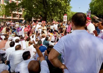 EC के खिलाफ INDIA ब्लॉक का मार्च, पुलिस बैरिकेड पर चढ़े राहुल गांधी ने लहराया तिरंगा
