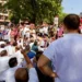 EC के खिलाफ INDIA ब्लॉक का मार्च, पुलिस बैरिकेड पर चढ़े राहुल गांधी ने लहराया तिरंगा