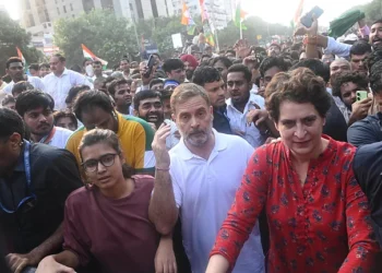 राहुल गांधी के नेतृत्व में सुप्रीम कोर्ट पहुंचे विपक्षी नेता, याचिका दायर कर SIR पर रोक की मांग