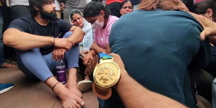 وزیر کھیل انوراگ ٹھاکر نے پہلوانوں کو دی بات چیت کی دعوت