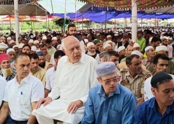 ایک ہی صف میں کھڑے ہو گئے محمود و ایاز  :  نہ کوئی بندہ رہااورنہ کوئی بندہ نواز