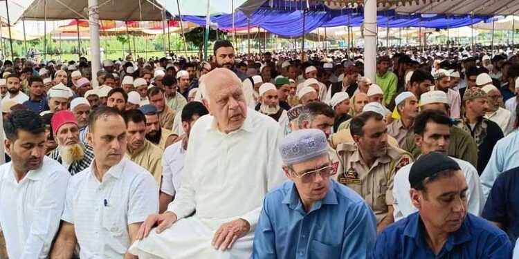 ایک ہی صف میں کھڑے ہو گئے محمود و ایاز : نہ کوئی بندہ رہااورنہ کوئی بندہ نواز