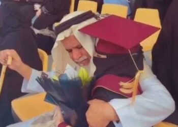 گریجویشن کی ڈگری لینے پر بزرگ باپ نے بیٹی کو فرت جذبات میں گلے لگا لیا