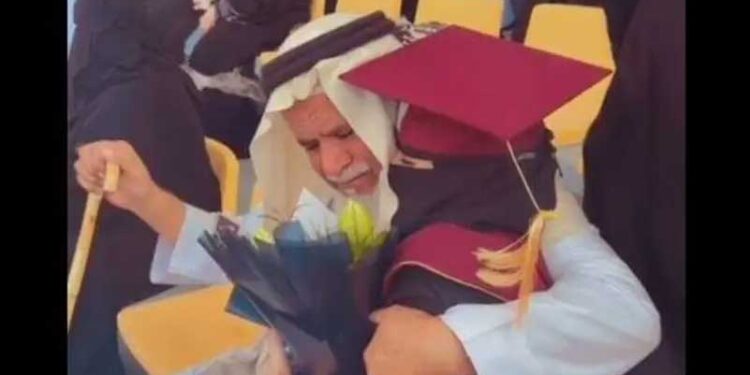 گریجویشن کی ڈگری لینے پر بزرگ باپ نے بیٹی کو فرت جذبات میں گلے لگا لیا