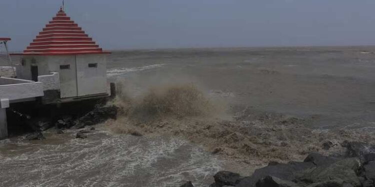 بپرجوئے طوفان نے گجرات میں مچائی تباہی