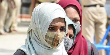 اب سری نگر کے ایک اسکول میں ’حجاب‘ پر ہنگامہ، عبایا پہنے طالبات کو نہیں دی گئی انٹری، مخالفت شروع