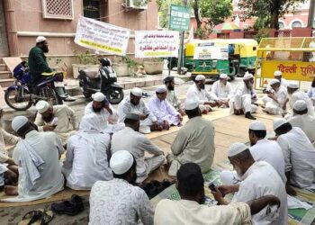 دہلی وقف بورڈ کے اماموں نے 14 ماہ سے تنخواہ نہ ملنے پر شروع کیا احتجاج، بورڈکے دفتر کے باہر بچھائی صفیں