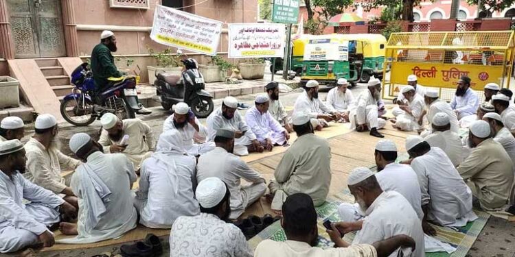 دہلی وقف بورڈ کے اماموں نے 14 ماہ سے تنخواہ نہ ملنے پر شروع کیا احتجاج، بورڈکے دفتر کے باہر بچھائی صفیں
