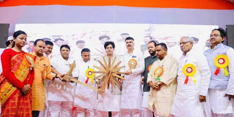 عمران پرتاپ گڑھی نے ملک بھر کے بنکروں کے مسائل کے لیے آواز اٹھانے کا عزم ظاہر کیا