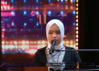 انڈونیشیا کی نابینا، حجاب پوش لڑکی کی آواز نے امریکی پروگرام میں سحر طاری کر دیا