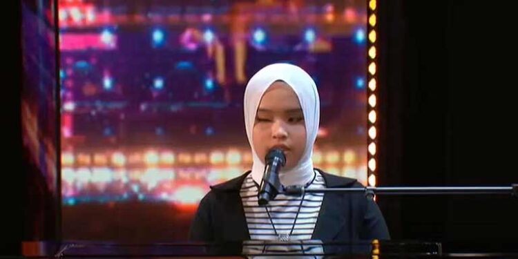 انڈونیشیا کی نابینا، حجاب پوش لڑکی کی آواز نے امریکی پروگرام میں سحر طاری کر دیا