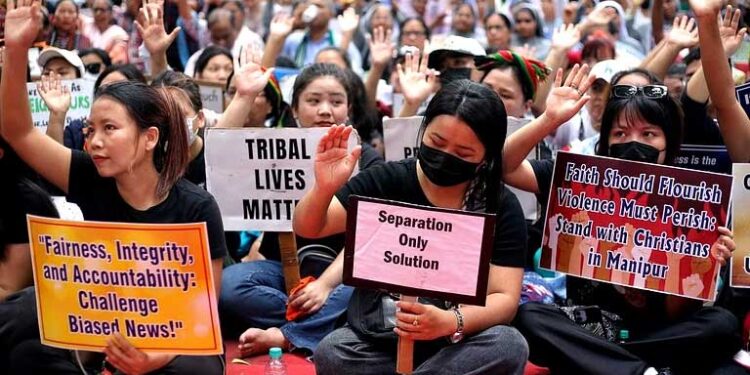 منی پور میں قیام امن کے لیے جنتر منتر پر سینکڑوں افراد کا احتجاج