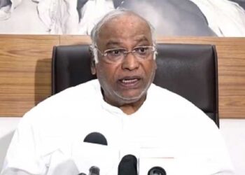 لاکھوں نوکریاں چھین کر عوامی شعبہ کے اداروں کو برباد کرنا کس ٹول کٹ کا حصہ ہے؟ ملکارجن کھڑگے