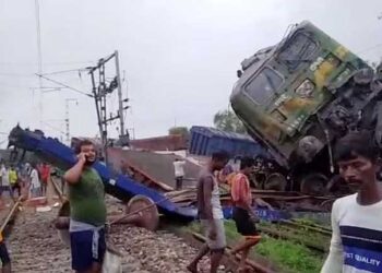 مغربی بنگال میں دو مال بردار ٹرینوں میں تصادم، 6 ڈبے پٹری سے اتر گئے، ایک ڈرائیور زخمی