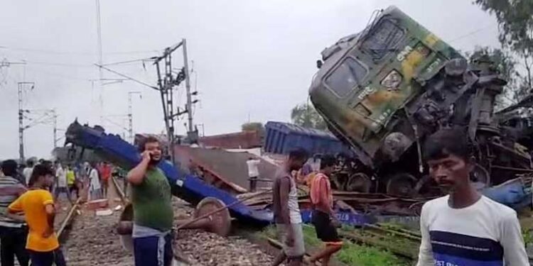 مغربی بنگال میں دو مال بردار ٹرینوں میں تصادم، 6 ڈبے پٹری سے اتر گئے، ایک ڈرائیور زخمی