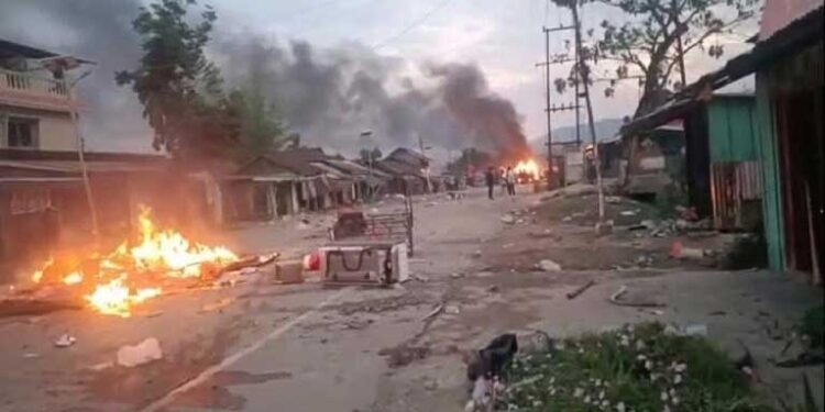 منی پور میں خواتین کا احتجاج، سکیورٹی فورسز کو رہا کرنے پڑے 12 عسکریت پسند