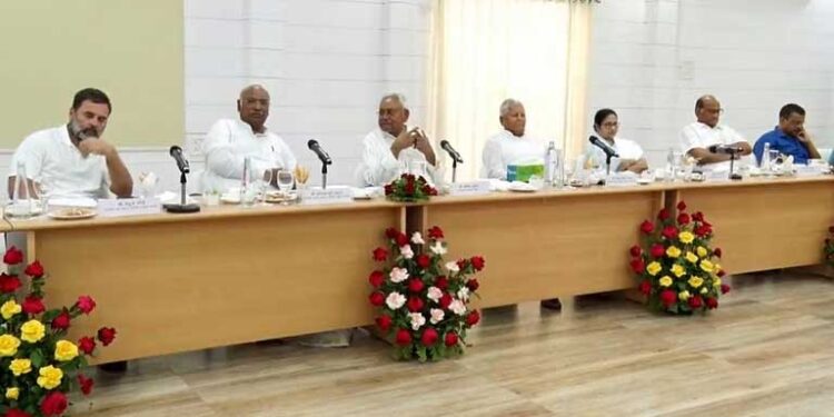 اپوزیشن جماعتوں کے اجلاس میں  2024 کے لوک سبھا الیکشن میں بی جے پی کے خلاف متحد ہونے کی مشترکہ حکمت عملی پر تبادلہ خیال