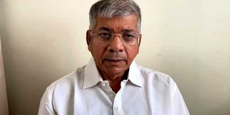 پرکاش امبیڈکر نے خلد آباد میں موجود اورنگ زیب کے مقبرہ پر حاضری دی