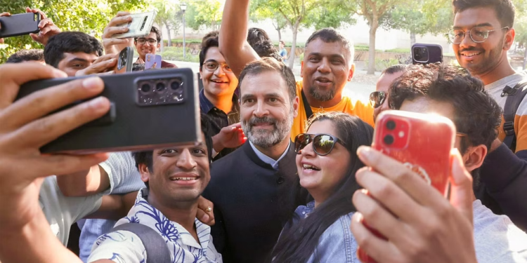 ’ایک طرف مہاتما گاندھی ہیں اور دوسری طرف گوڈسے‘: راہل بی جے پی وآر ایس ایس پر جم کر برسے