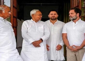 راہل گاندھی اور ملکارجن کھڑگے اپوزیشن جماعتوں کی میٹنگ میں شرکت کے لیے پٹنہ پہنچے