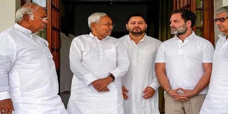 راہل گاندھی اور ملکارجن کھڑگے اپوزیشن جماعتوں کی میٹنگ میں شرکت کے لیے پٹنہ پہنچے
