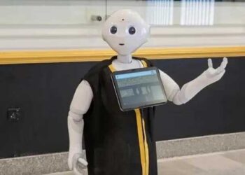 عازمین کا استقبال اور غلاف کعبہ پر بریفنگ کے لیے کسوہ فیکٹری میں نیا روبوٹ متعارف