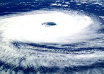 گردابی طوفان ’بپرجوئے‘ کی وجہ سے گجرات میں اٹھ رہیں اونچی لہریں