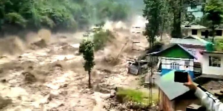 سکم میں بھاری بارش، لینڈ سلائیڈنگ اور سیلاب