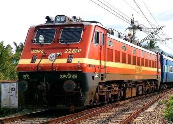 شارٹ سرکٹ سے سیالدہ-اجمیر ایکسپریس میں لگی زبردست آگ، مسافروں نے کھڑکی سے کود کر بچائی جان