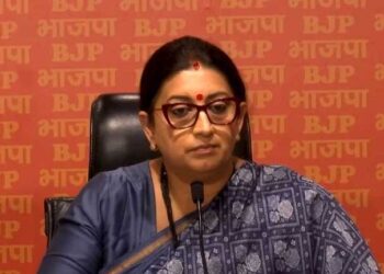 اسمرتی ایرانی نے سوال پوچھنے والے صحافی کی نوکری کھائی: کانگریس