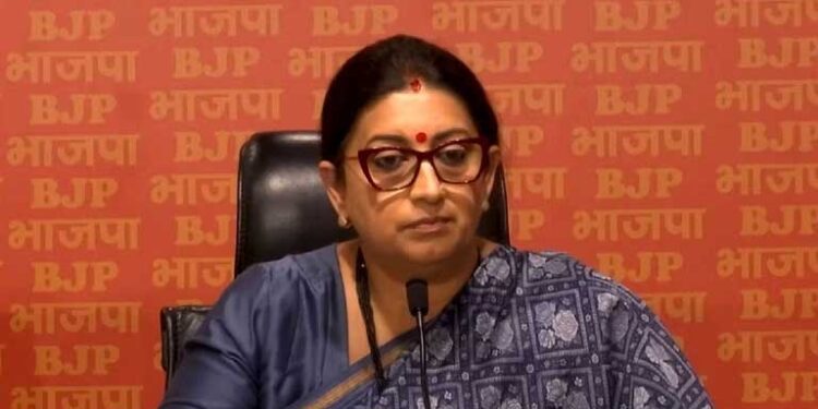 اسمرتی ایرانی نے سوال پوچھنے والے صحافی کی نوکری کھائی: کانگریس