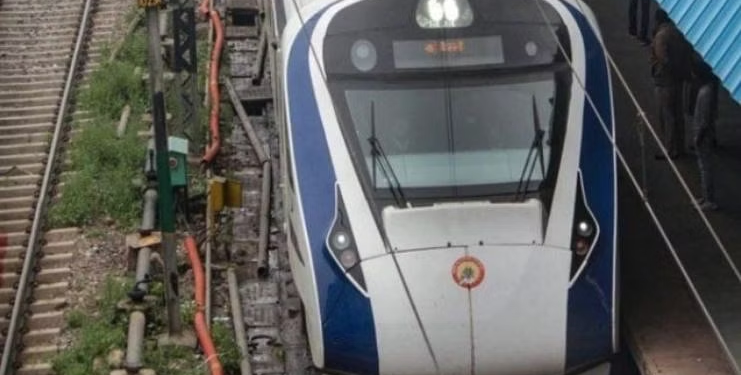 بارش نے کھول دی وندے بھارت ٹرین کے معیار کی قلعی! ٹپکتی ہوئی چھت کی ویڈیو وائرل