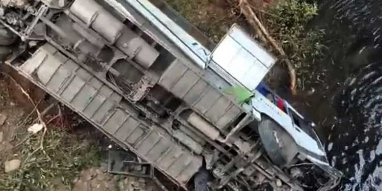 آندھرا میں بس نہر میں گری، 7 افراد ہلاک