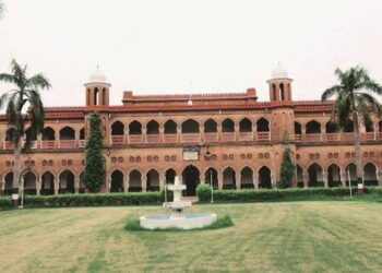 اردو تحریک میں اہم کردار ادا کرنے والی علی گڑھ مسلم یونیورسٹی میں ہی اردو حاشیہ پر