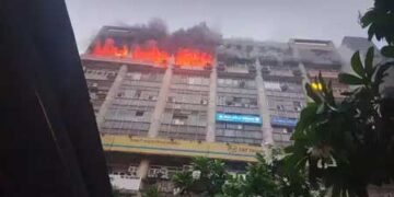 دہلی کے کناٹ پلیس واقع ڈی سی ایم بلڈنگ میں زبردست آتشزدگی