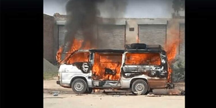 پاکستان کے پنجاب میں مسافر گاڑی میں آتشزدگی سے 7 لوگوں کی موت