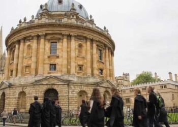 آکسفورڈ اور سینٹ پیٹرس برگ جیسی مشہور یونیورسٹیاں ہندوستان آنے کو تیار