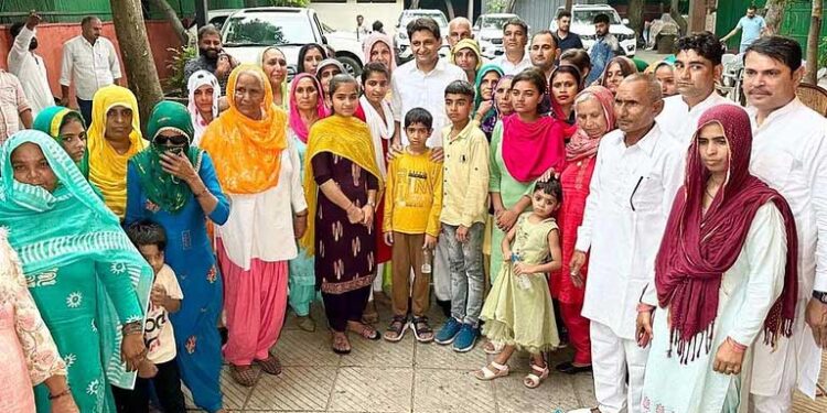 راہل گاندھی نے ہریانہ کے کسانوں کو اپنے گھر پر دعوت دے کر وعدہ کیا پورا