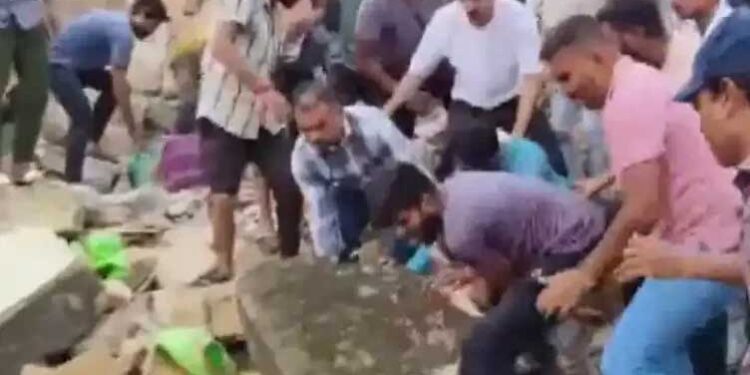 دو منزلہ عمارت منہدم ایک ہی کنبہ کے 4 افراد کی موت، 2 دیگر زخمی