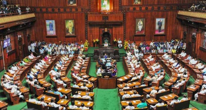 کرناٹک اسمبلی میں غیر قانونی طور پر 15 منٹ تک رکن کی کرسی پر بیٹھا رہا 72 سالہ شخص! گرفتار