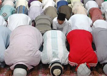 سڑک پر نمازِ جمعہ پڑھے جانے کی ویڈیو وائرل، 25 لوگوں کے خلاف ایف آئی آر، امام مسجد گرفتار