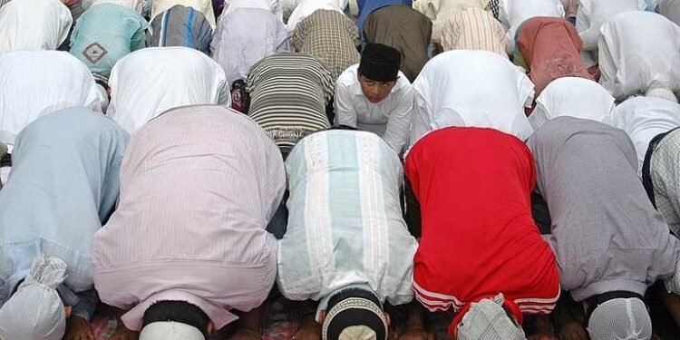 سڑک پر نمازِ جمعہ پڑھے جانے کی ویڈیو وائرل، 25 لوگوں کے خلاف ایف آئی آر، امام مسجد گرفتار