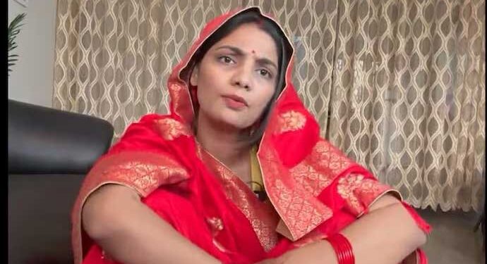 مدھیہ پردیش پیشاب واقعہ پر نیہا سنگھ راٹھوڑ کے ٹوئٹ پر ہنگامہ، ایف آئی آر درج